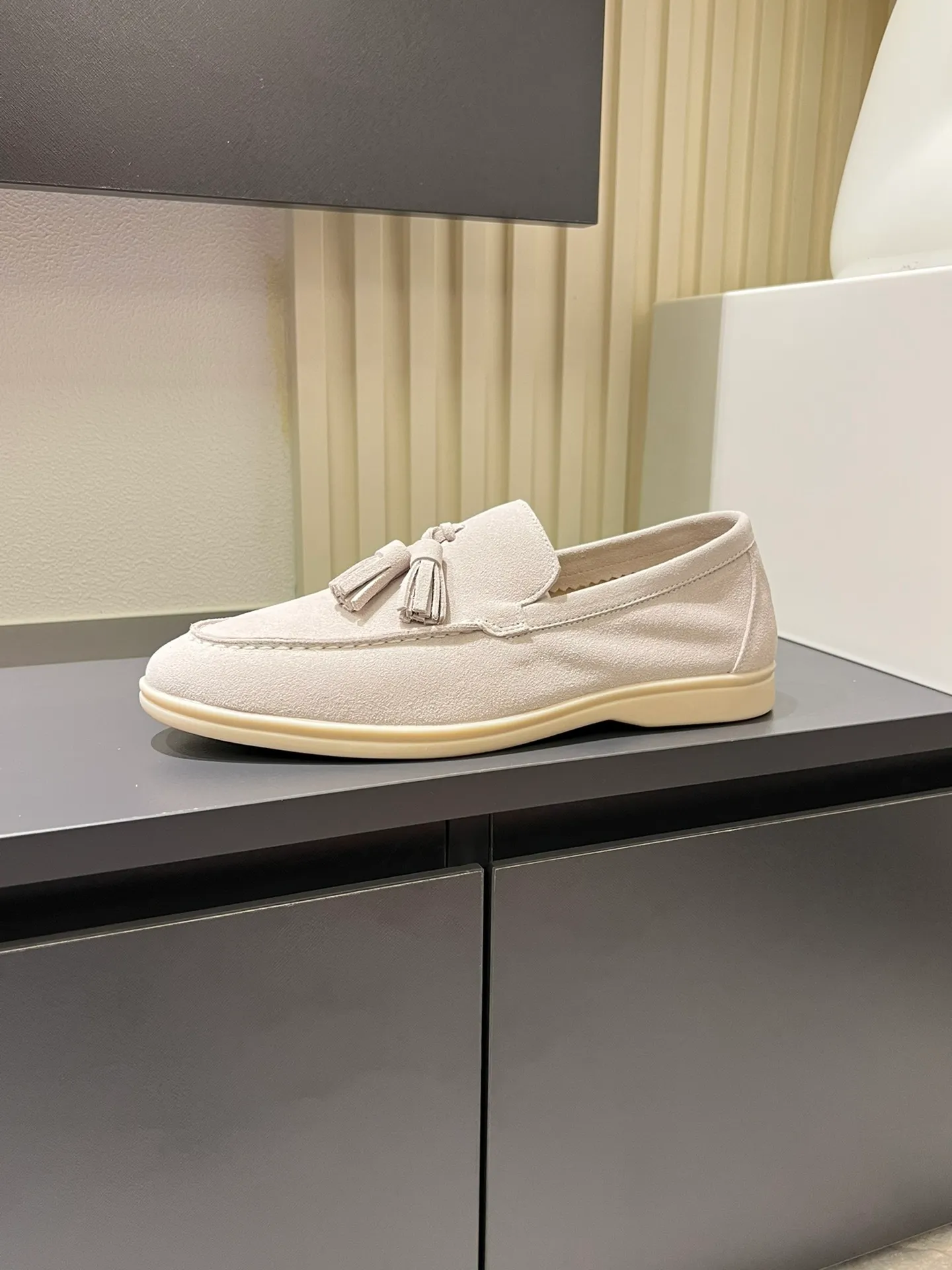 Men's shoes 💰p360 "Loro men's shoes 💰pian'*" Classic L men's shoes for couples 💰p Top version British flat loafers, a must-have item in old money style, the minimalist design is eye-catching and durable, a plus point for dressing The soft foot feel and texture are outstanding. They don’t scratch your feet and are very nice. They are matched with soft and waxy soles. They can be worn daily for a long time without getting tired. They are easy to wear, versatile and classic items, with perfect foot feel and texture! Imported cashmere fabric, the lining is made of imported A-grade water-dyed cow lining, the top version of the genuine leather midsole is sewn with pure handmade mark thread! Size: Female 35-40 (34. Customized) Male 38-44 (45.46. Customized)